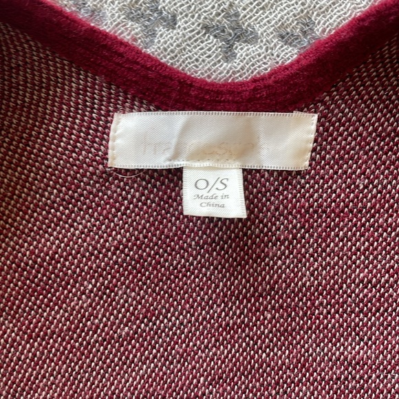 Francesca’s Poncho - Picture 5 of 6